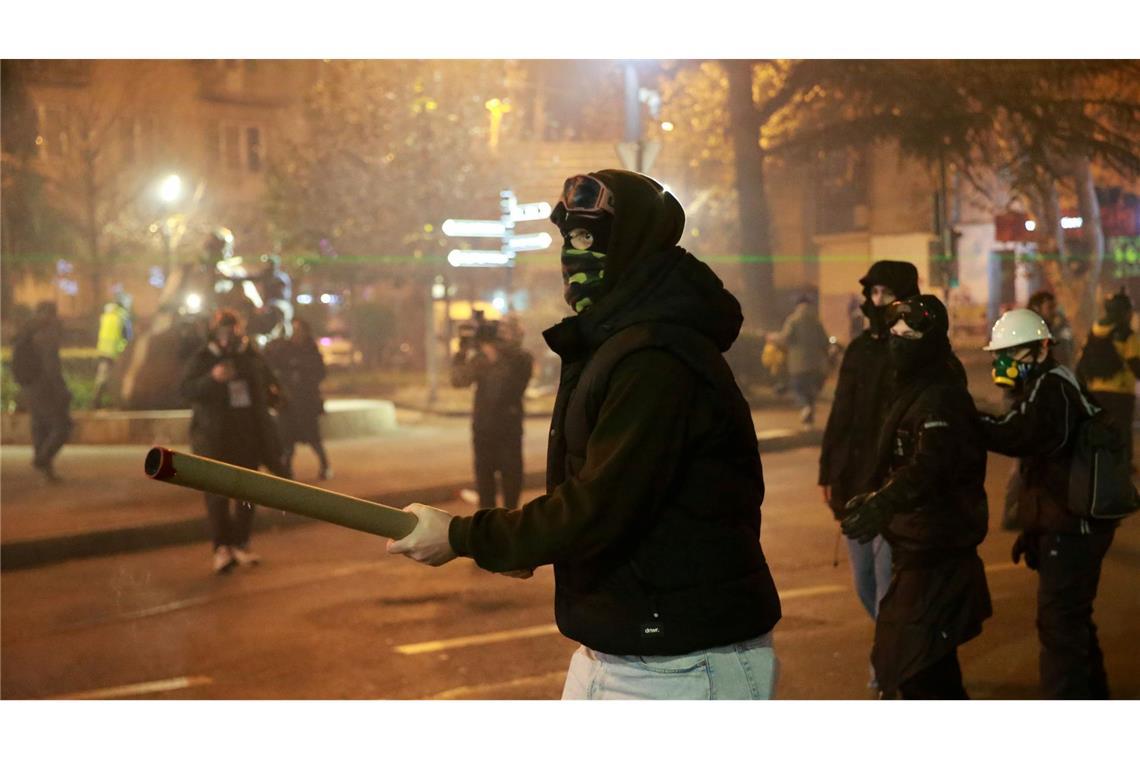 Bilder des Tages Mit Eisenstangen und Feuerwerkskörpern gegen Schlagstöcke und Tränengas - die Proteste in Georgien gehen weiter.