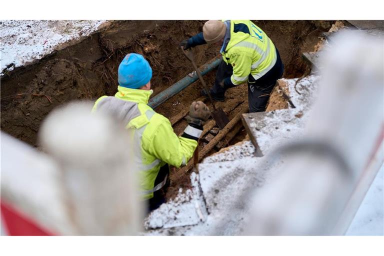 Mit Ersatzleitungen konnten einige Haushalte wieder ans Stromnetz angeschlossen werden, rund 35.000 müssen aber wohl bis Donnerstag Geduld haben.
