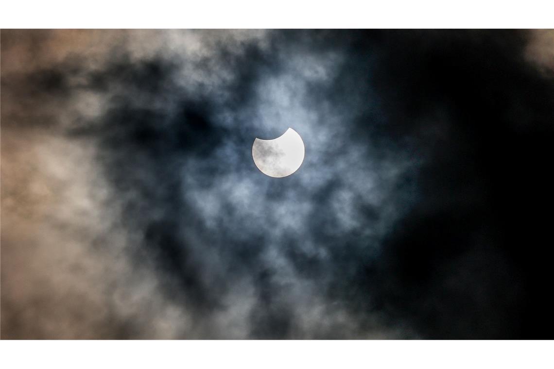 Wann und wo die partielle Sonnenfinsternis zu sehen ist Mit etwas Glück ist die Sonne am Samstag wie ein angebissener Keks über Deutschland zu sehen. (Archivbild)