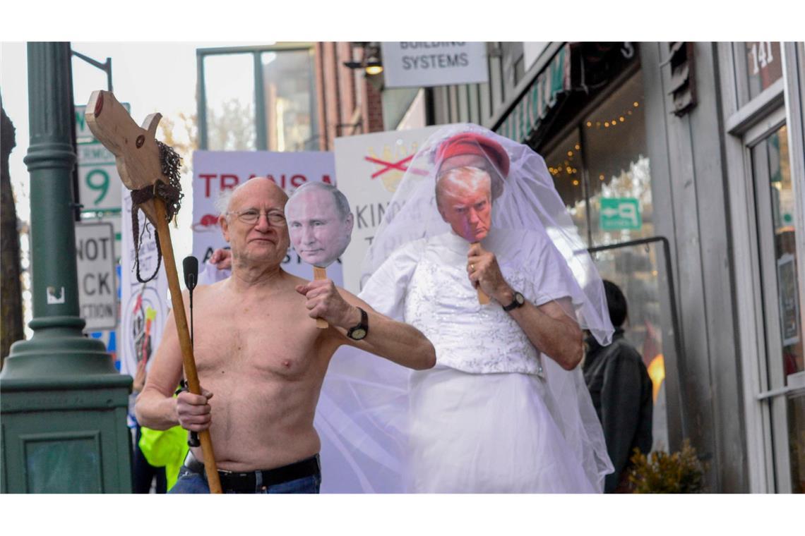 Bilder des Tages Mit freiem Oberkörper auf einem Pferd macht ein Demonstrant in Vermont den russischen Präsidenten nach und nimmt seine Braut alias US-Präsident Trump mit.