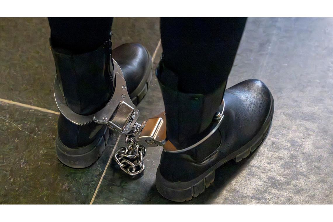 Mit Fußfesseln wird die 39-Jährige in den Gerichtssaal geführt.