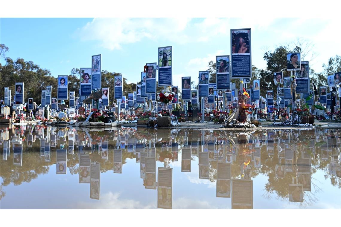 Mit Gedenktafeln wird an die Opfer erinnert.