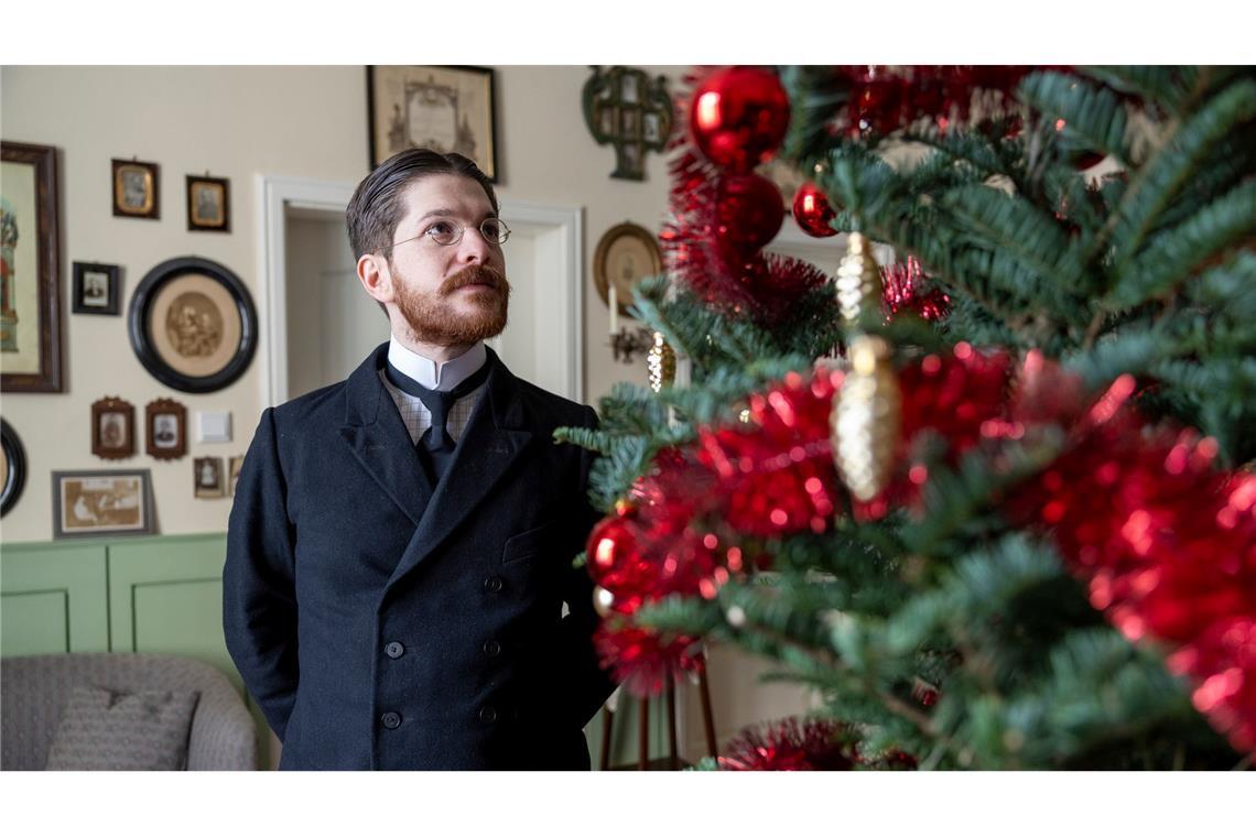 Mit Genugtuung mustert Valerio Bonanno seinen Weihnachtsbaum im Wohnzimmer seiner im Stil von 1900 eingerichteten Wohnung.