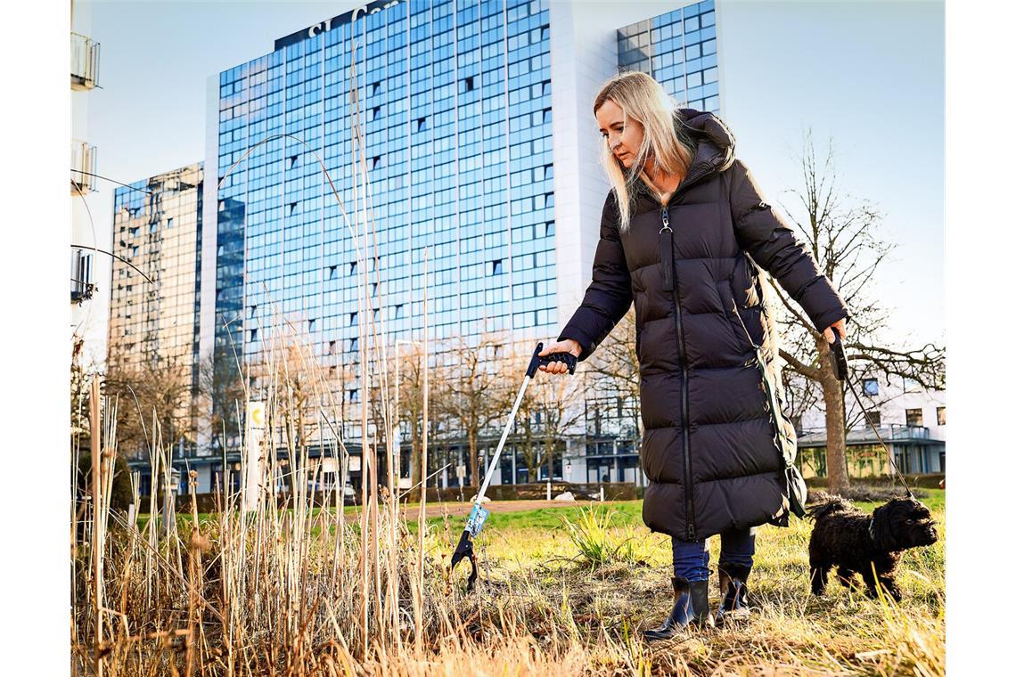 „An schlechten Tagen gehe ich Müll sammeln“ Mit Greifzange und Müllbeutel ausgestattet dreht Linda Behringer ihre Runden. Meistens mit dabei: Hund Keks.