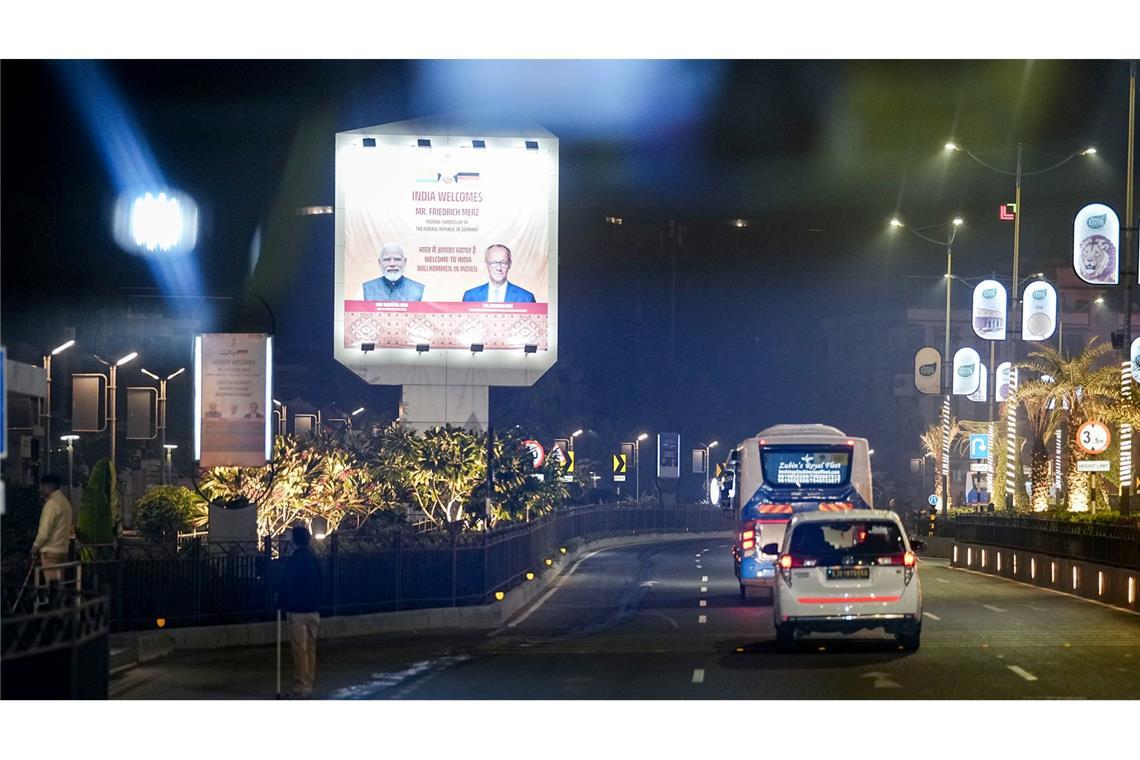 Mit großen Schildern heißt Modi seinen Gast willkommen.