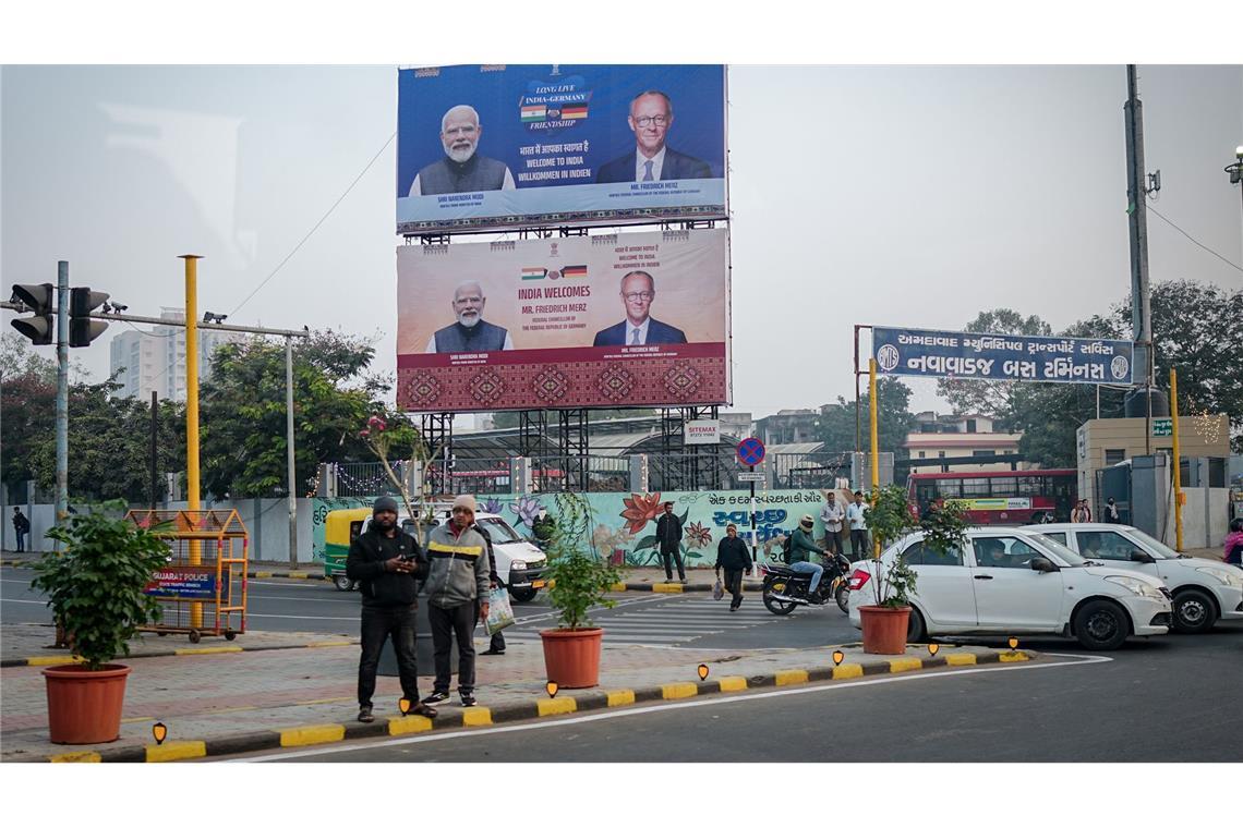 Mit großen Schildern heißt Modi seinen Gast willkommen.