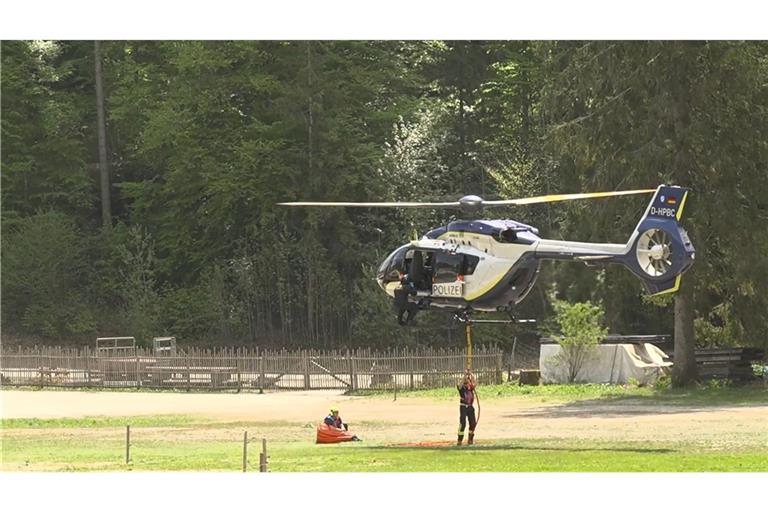 Mit Helikoptern wird versucht, den Brand aus der Luft zu löschen.