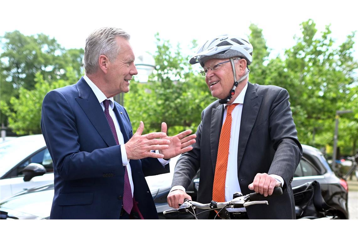 Schröder und Wulff bei Ministerpräsidenten-Wahl Mit Helm und Fahrrad kommt Stephan Weil (r) zur Wahl, bei der auch Christian Wulff zu Gast ist.