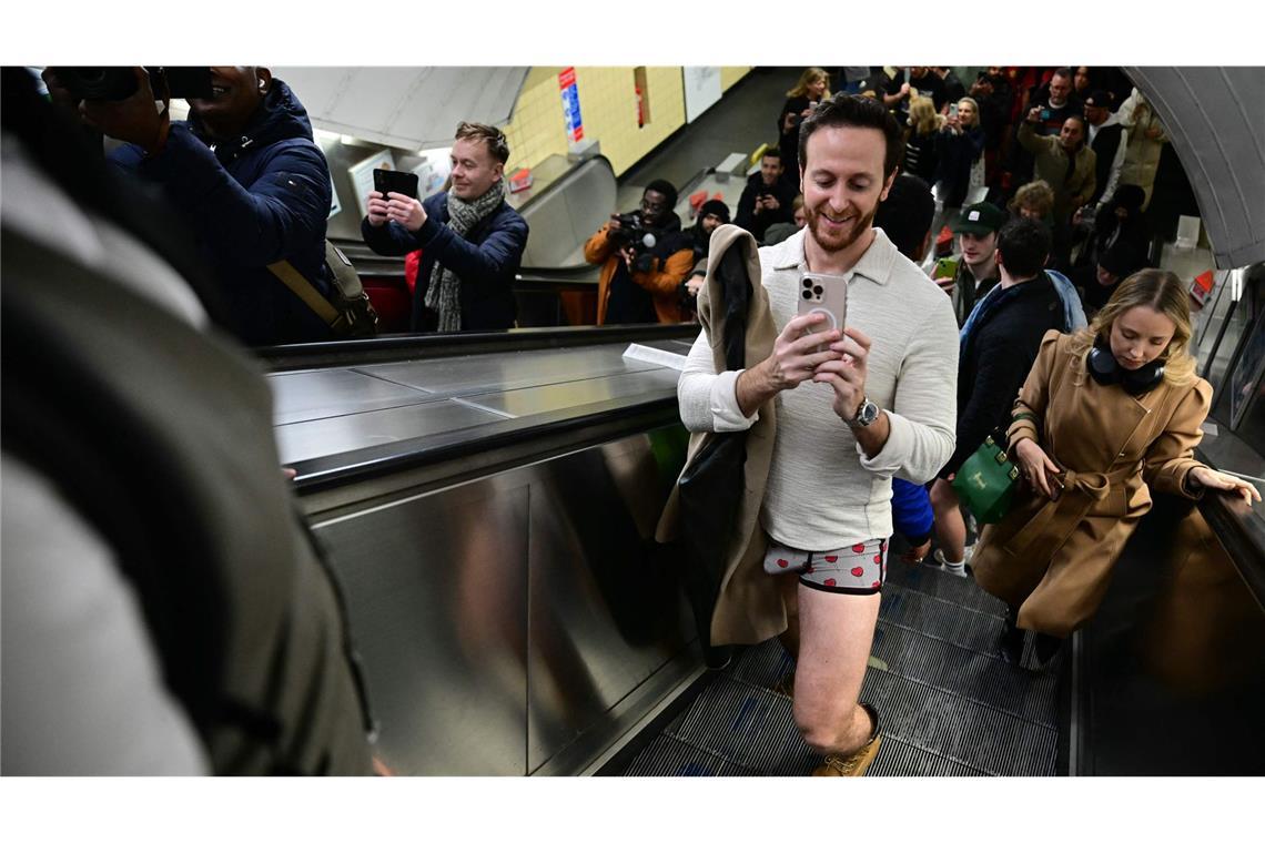Warum Menschen in London ohne Hose U-Bahn fahren Mit Herzchen auf der Unterhose fuhr dieser Mann Zug.