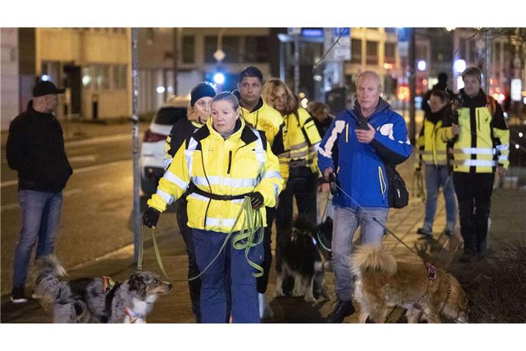 Mit Hunden suchte eine private Initiative im Bahnhofsviertel von Frankfurt nach Hinweisen auf den Verbleib eines achtjährigen Jungen.