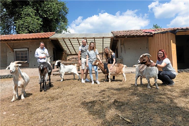 Mit ihnen geht es nun weiter im Förderverein Gnadenhof Murrquelle (von links): Schatzmeister Martin Hörger, Oliver Lamp, Tochter Lena Weber (Vorsitzende), Višnja Lamp (Besitzerin Heuhotel) und Sandra Scheer (stellvertretende Vorsitzende). Foto: J. Fiedler