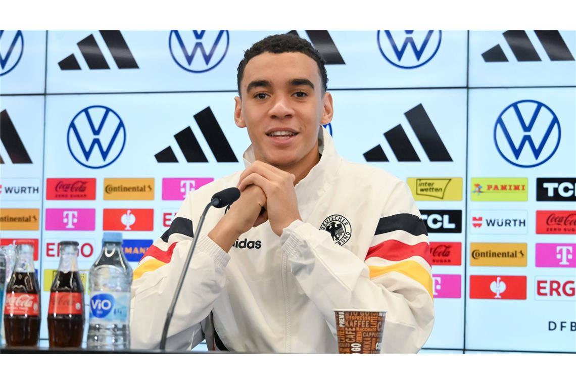 Das fordert Jamal Musiala von den Schiedsrichtern Mit Kaffee und einem Grinsen: Jamal Musiala am Dienstag in Frankfurt.