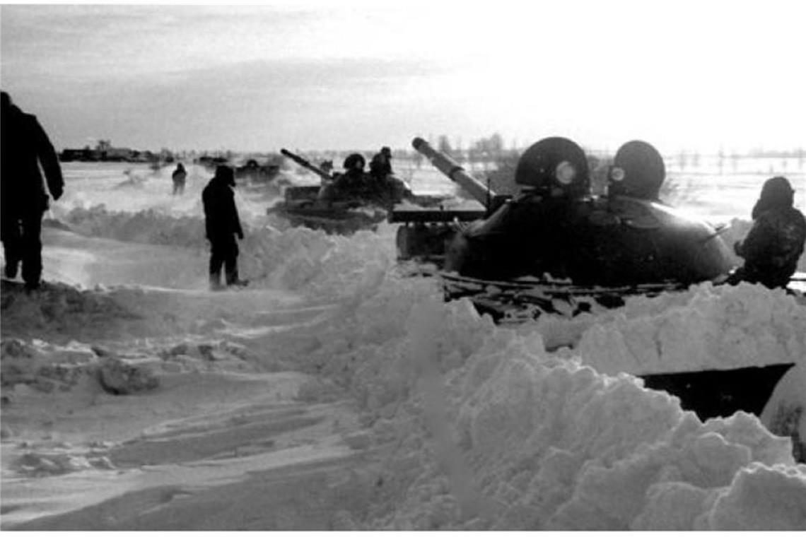 Mit Kampfpanzern bahnen sich Pioniertruppen der Nationalen Volksarmee einen Weg durch das Schneechaos.