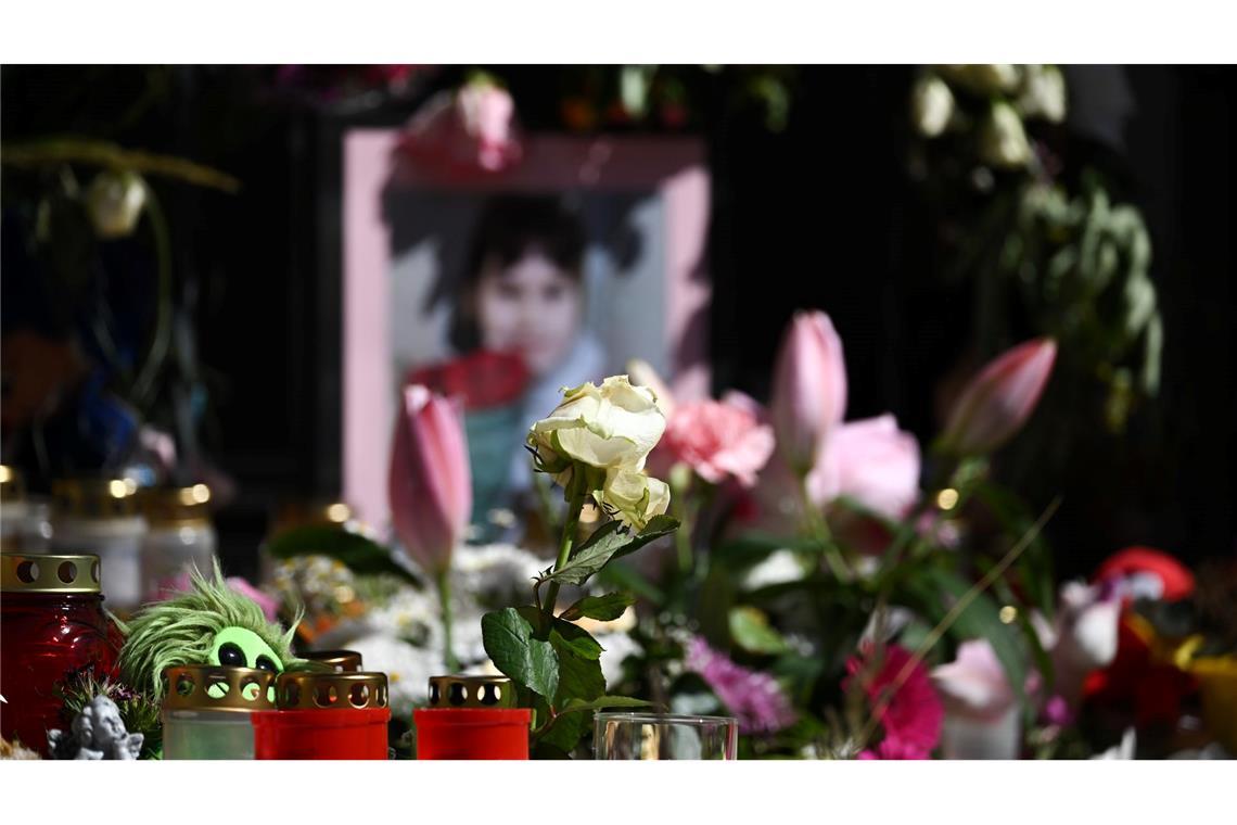 Fall Valeriia: "Du wirst weinen bis zum Ende deines Lebens" Mit Kerzen und Blumen haben Menschen im Juni in Döbeln der neunjährigen Valeriia gedacht. Sie war zuvor in einem Wald ermordet worden. (Archivbild)