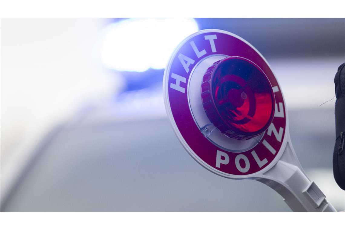 Mit mehreren gestohlenen Schildern im Auto versuchen fünf junge Männer, einer Polizeistreife in Öhringen zu entkommen (Symbolfoto).