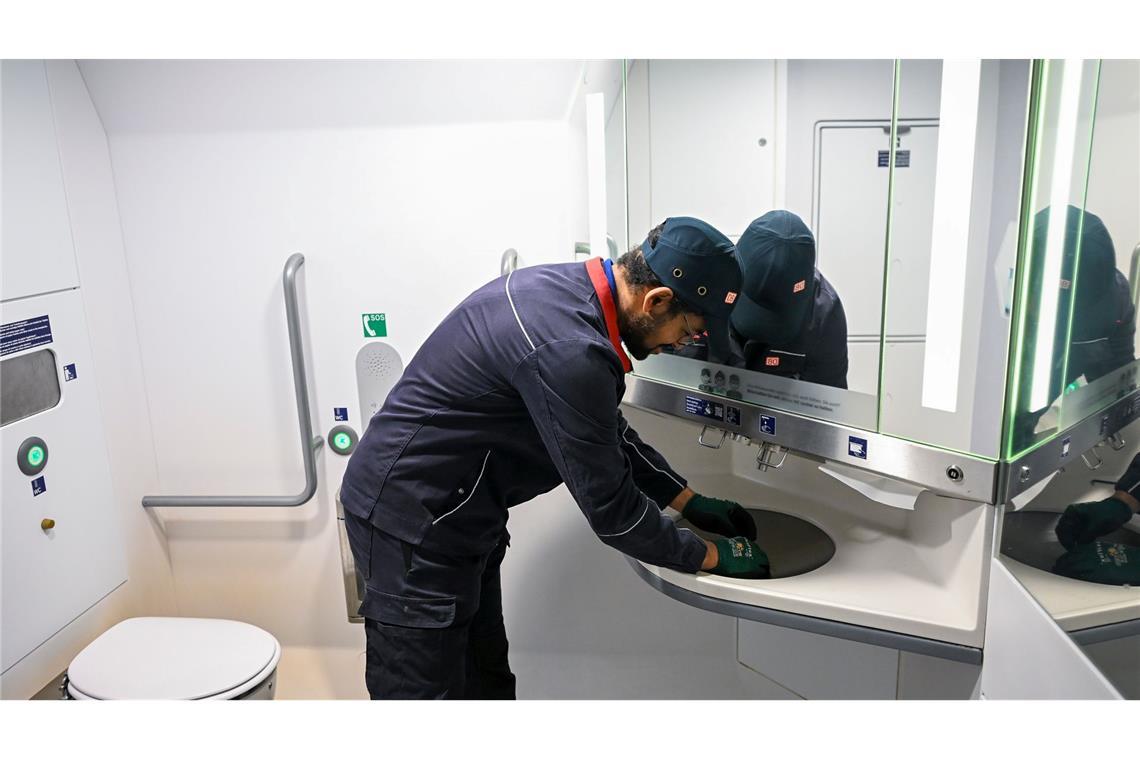 Mit mobilen Reparaturteams will die Deutsche Bahn für mehr funktionierende Toiletten im Fernverkehr sorgen.