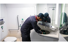 Mit mobilen Reparaturteams will die Deutsche Bahn für mehr funktionierende Toiletten im Fernverkehr sorgen.