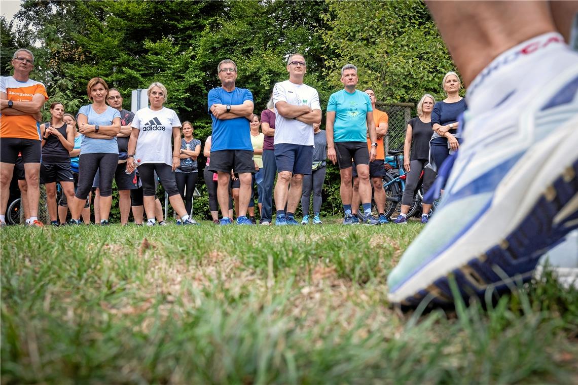 In 15 Wochen mit Laufend BKZ vom Laufmuffel zum Könner Mit noch ruhigem Puls warten die Laufend BKZ-Teilnehmer gespannt auf die ersten Anweisungen von der Trainerin. Foto: Alexander Becher
