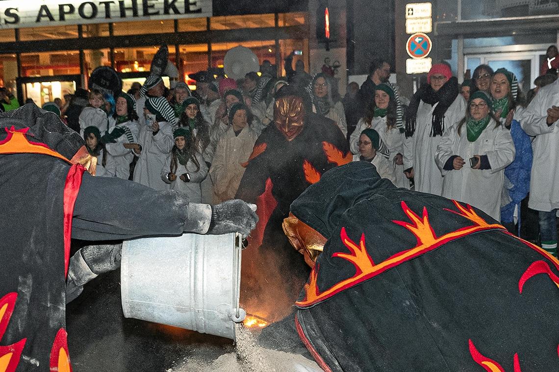 Die Narrenmutter ist endlich eingefangen Mit ordentlich viel Asche wurde Sigfried Jauss zum Feuerbarthl geweiht.