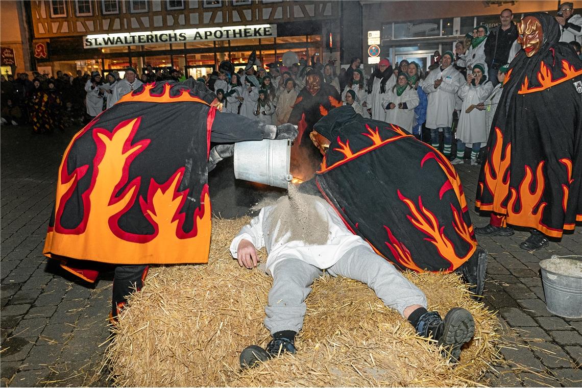 Mit ordentlich viel Asche wurde Sigfried Jauss zum Feuerbarthl geweiht.