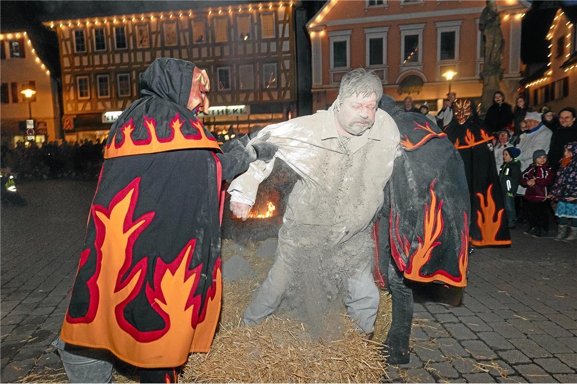 Mit ordentlich viel Asche wurde Sigfried Jauss zum Feuerbarthl geweiht.