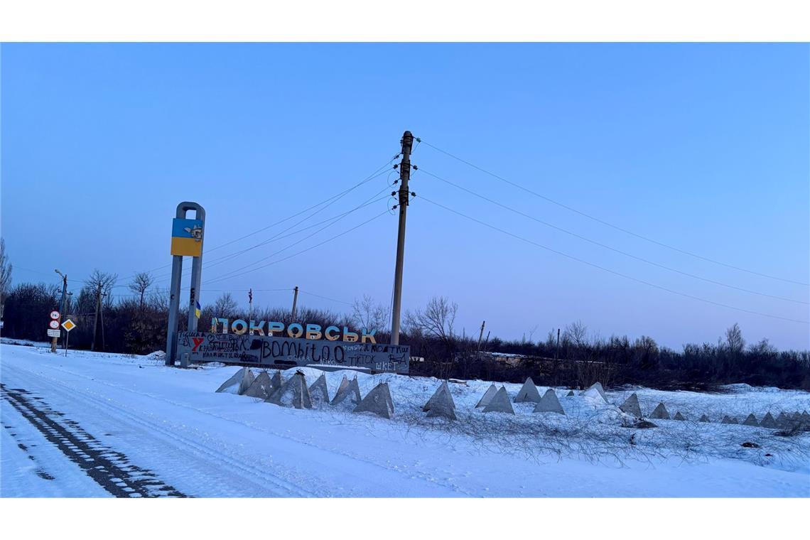 Kaffee, Tee und Wut auf Trump Mit Panzersperren sollen die Verteidiger den westlichen Zugang zur Bergbaustadt Pokrovsk im Zuge der Autobahn E 50 schützen. Seit vergangener Woche greifen von hier aus ukrainische Soldaten der mit Kampfpanzer Leoprad 1A5 ausgestatteten 425. Sturmbrigade die russische 90. Panzergardedivison an.