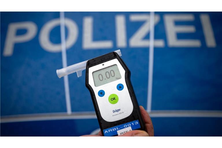 Mit reichlich Alkohol im Blut war ein LKW-Fahrer auf der A81 unterwegs (Symbolbild).