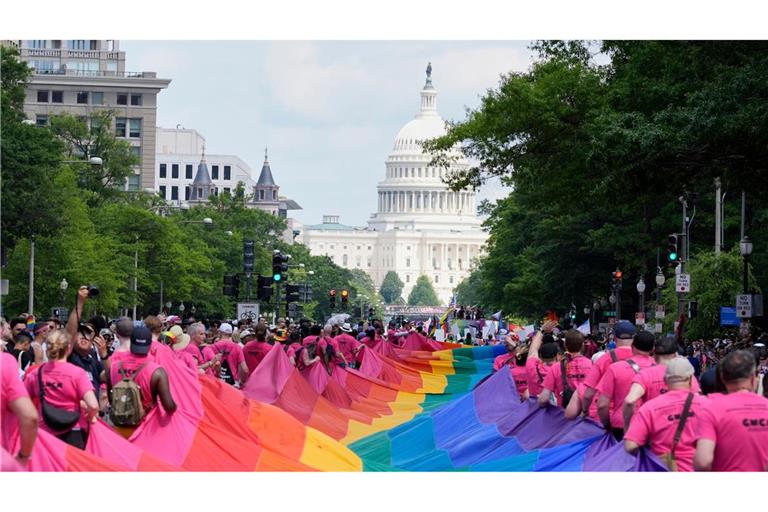 Mit riesigen Regenbogenfahnen demonstrieren Menschen mit Blick auf das US-Kapitol bei einer Pride-Parade in Washington für die Rechte der LGBTQI+-Gemeinschaft.