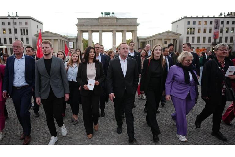 Mit roten Fahnen, dem Grundgesetz in der Hand und ernsten Mienen gegen Rechtsaußen: Die SPD-Fraktion im Bundestag protestiert gegen die Wahl des Landtagspräsidenten von der AfD in Sachsen-Anhalt.