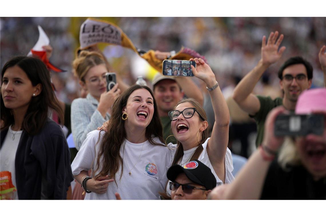 Mit rund 40.000 überwiegend jungen Leuten feierte der Papst am Abend eine Vigilie im Olympiastadion von Barcelona.