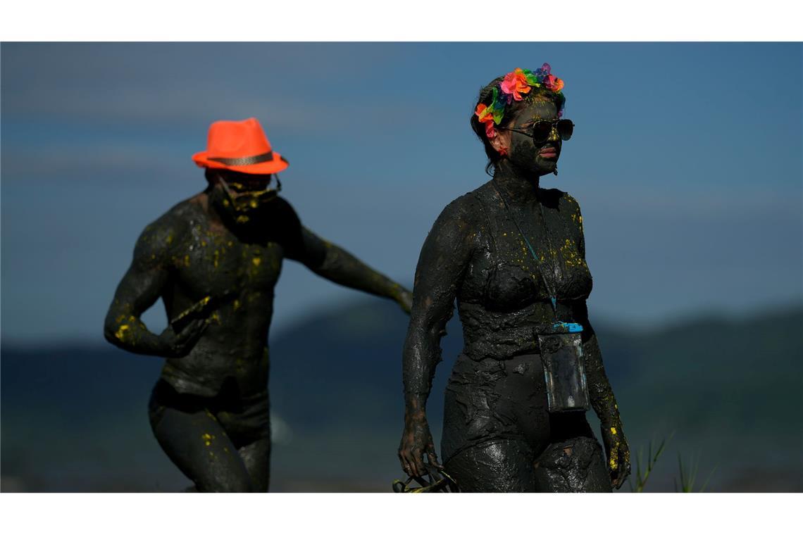 Bilder des Tages Mit Schlamm beschmierte Feiernde besuchen die Mud Block Karnevalsparty in Paraty, Brasilien.