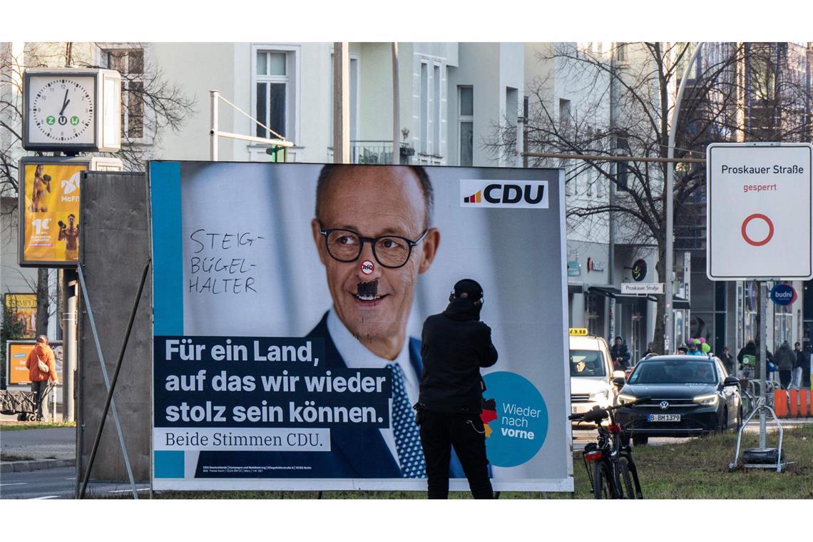 Umfrage: CDU nur noch knapp vor AfD? Mit Schmierereien verunziertes Wahlplakat von Friedrich Merz.