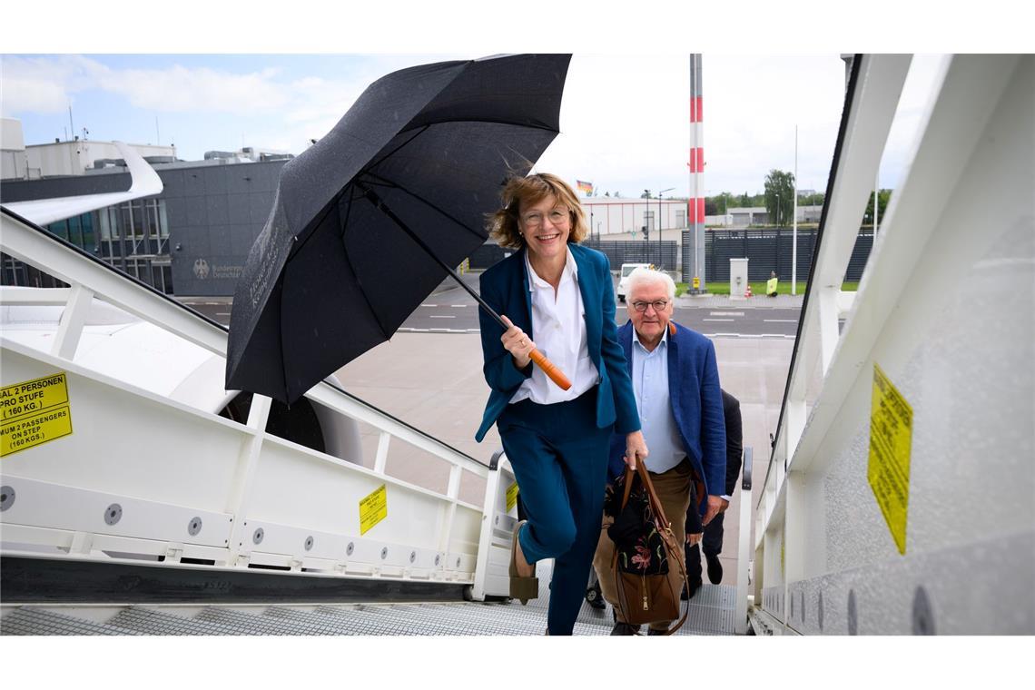 Mit Schrim zum Flieger - Steinmeier und Büdenbender brechen zu Asien-Reise auf