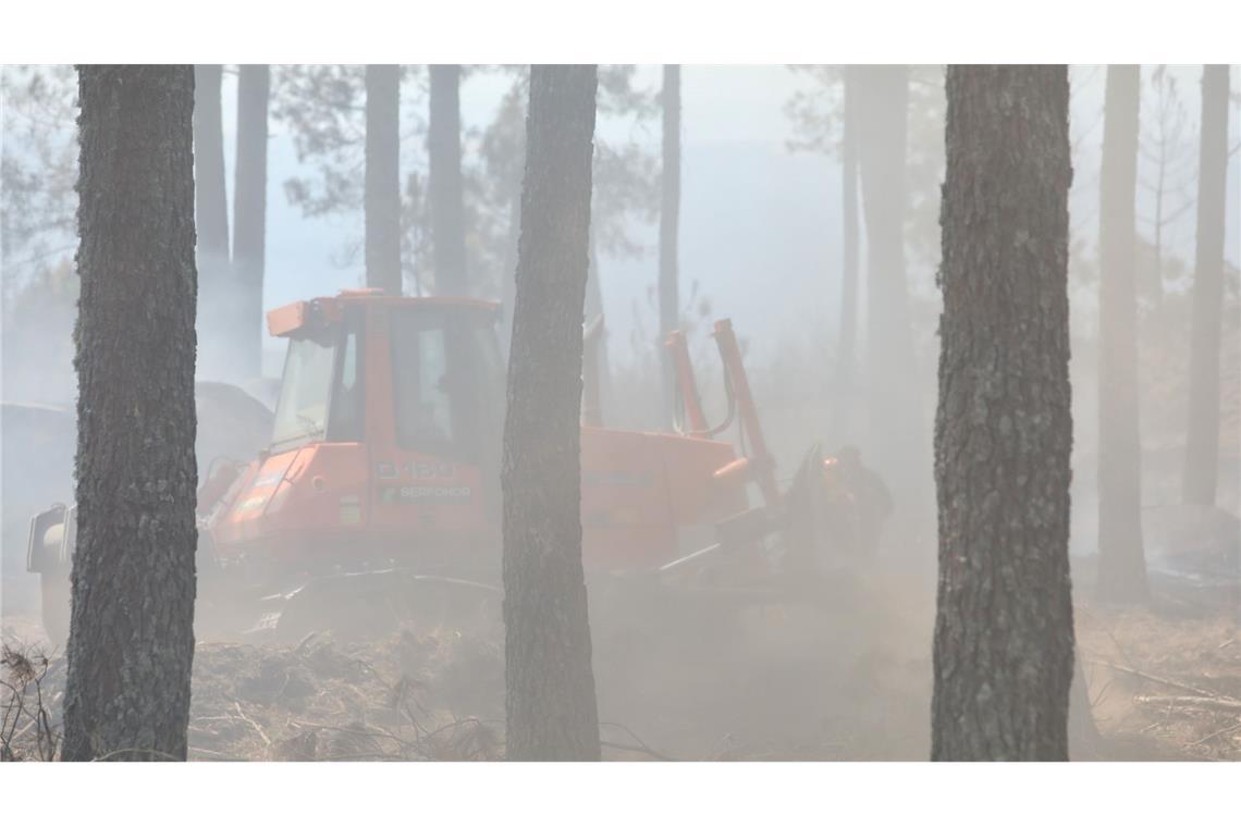 Mit schwerem Gerät wie dieser Planierraupe schlagen Brandbekämpfer Schneisen in die Wälder, um so die Flammen einzudämmen.