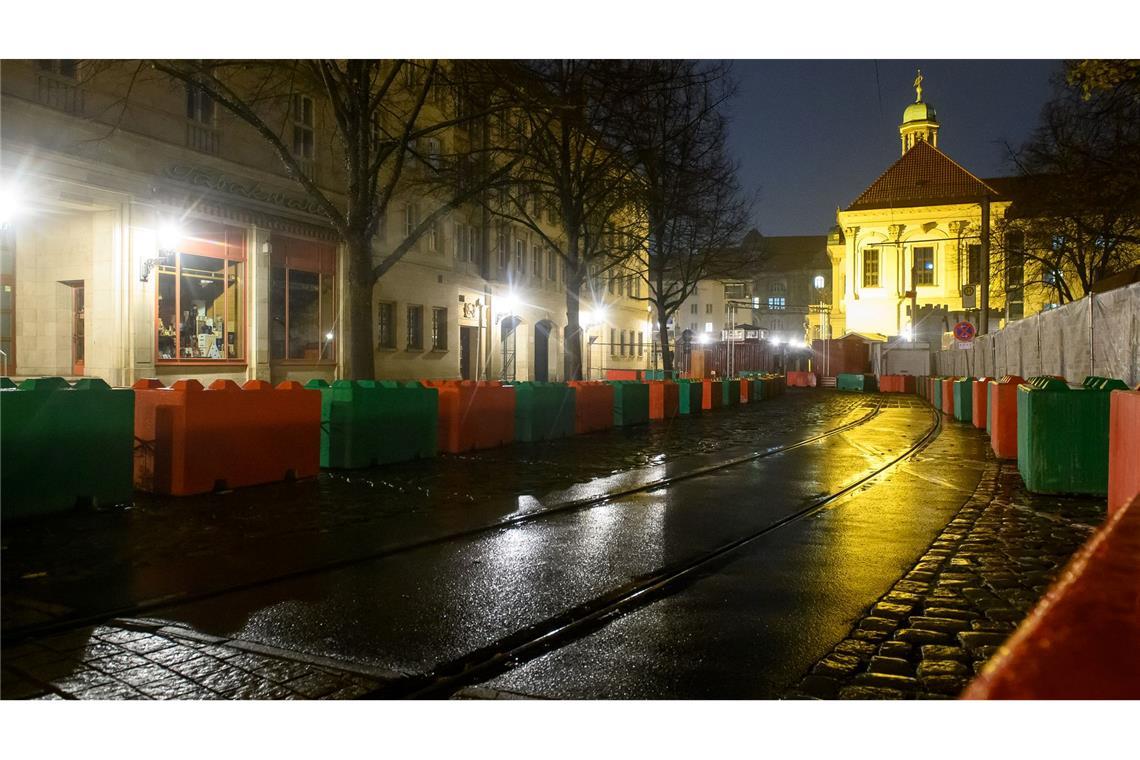 Mit schweren Sperren wird der Weihnachtsmarkt in Magdeburg begrenzt.
