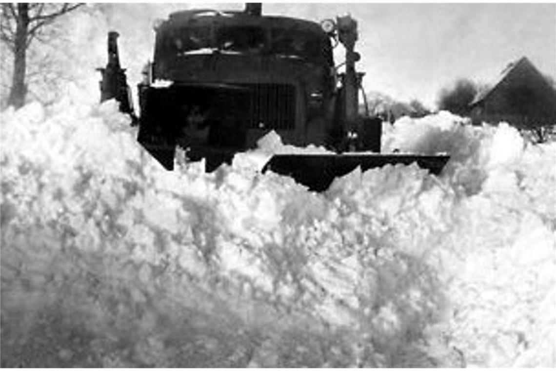 Mit schwerer Technik hilft die sowjetische Armee die Landstraße bei Lebbin in Mecklenburg-Vorpommern von meterhohen Schneeverwehungen zu räumen.