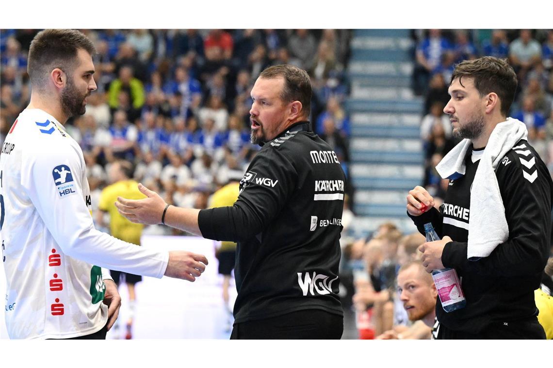 45 starke Minuten reichen nicht – TVB Stuttgart verliert in Gummersbach Mit seinen Torhütern Miljan Vujovic (li.) und Daniel Rebmann konnte TVB-Trainer Misha Kaufmann in Gummersbach nicht zufrieden sein.
