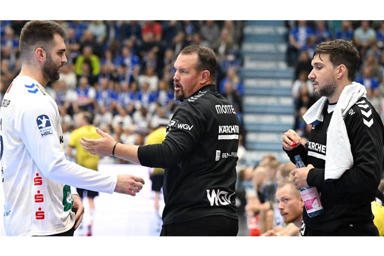 Mit seinen Torhütern Miljan Vujovic (li.) und Daniel Rebmann konnte TVB-Trainer Misha Kaufmann in Gummersbach nicht zufrieden sein.