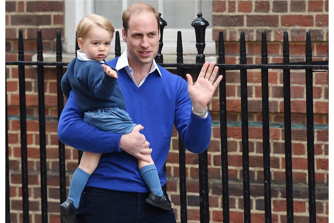 Mit Söhnchen George besucht Prinz William seine Frau Catherine und die neugeborene Charlotte im St. Mary's Hospital in London.