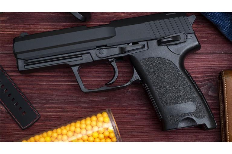 Mit Softair-Waffen und kleinen Plastikkugeln sollen die Jugendlichen auf Passanten geschossen haben. (Symbolfoto)