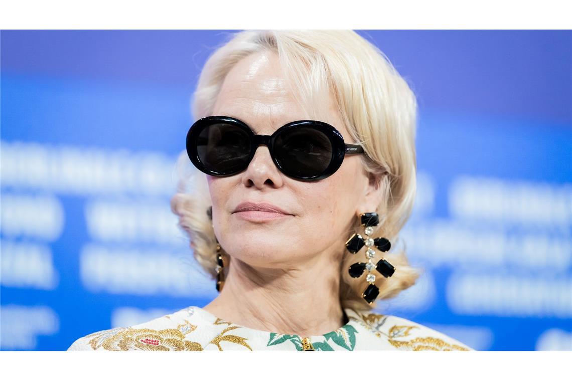 Mit Sonnenbrille: Pamela Anderson bei einer Pressekonferenz.