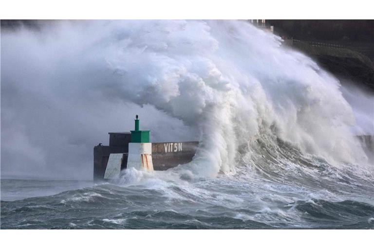 Mit Sturm "Goretti" sind riesige Welle über die Küste von Nordwestfrankreich hereingebrochen.