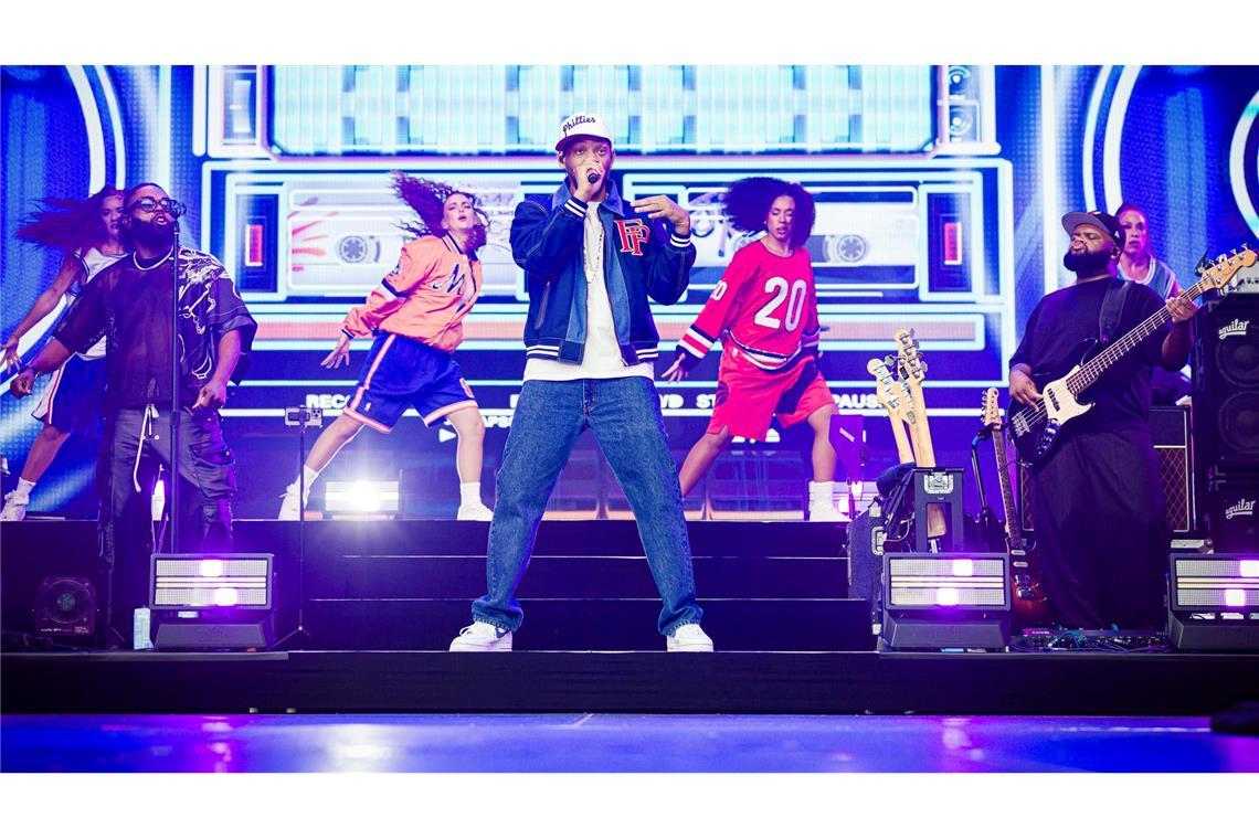Will Smith bringt Wolfsburg zum Tanzen – trotz Regens Mit Tänzerinnen und Liveband sorgt Will Smith in Wolfsburg für Stimmung.