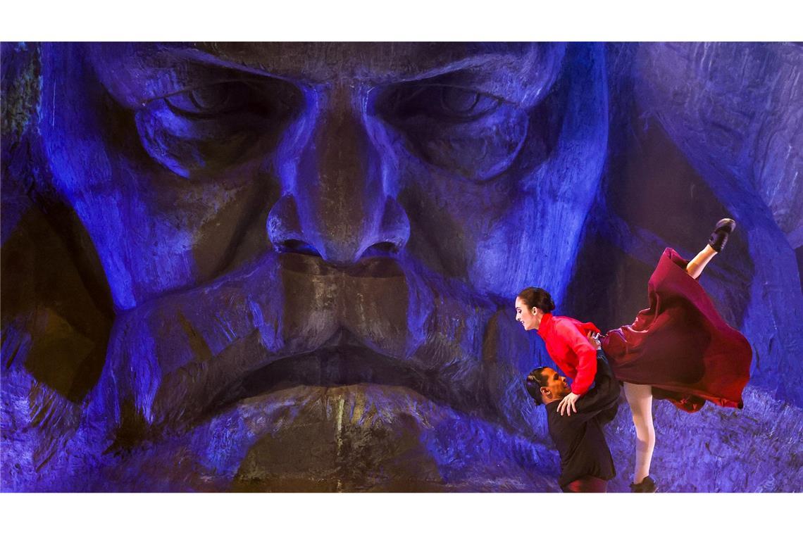 Marx, Munch und viele Macher: Chemnitz ist Kulturhauptstadt Mit Tanz ins Kulturhauptstadtjahr: eine Tango-Aufführung vor dem Chemnitzer Marx-Monument.