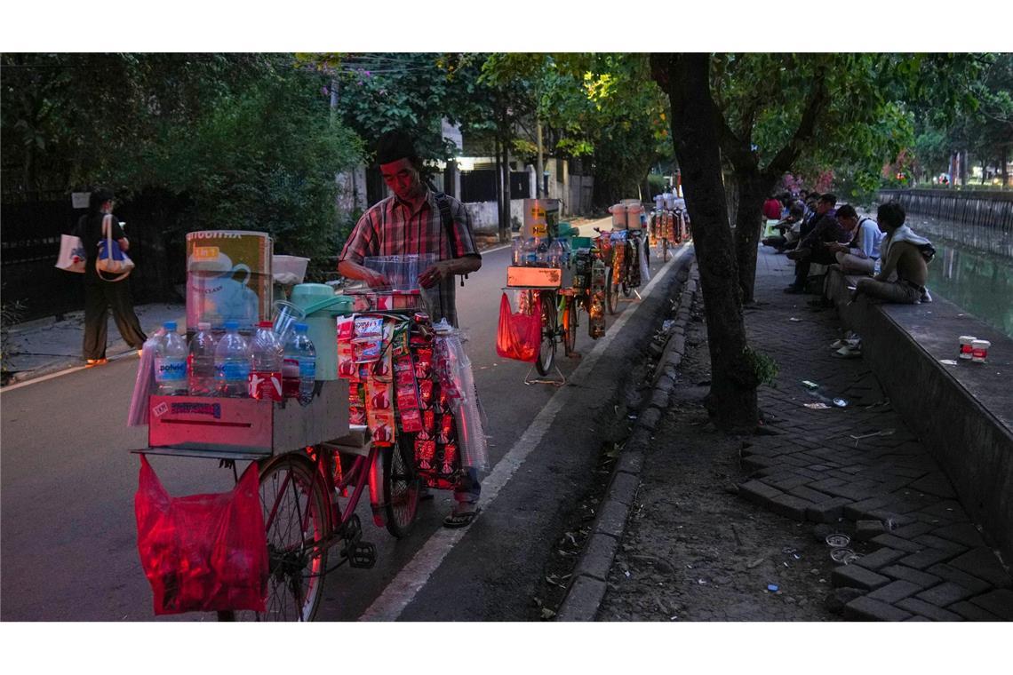"Starling": Kaffee auf zwei Rädern boomt in Jakarta Mit Thermoskannen und Eisboxen sind die Fahrer unterwegs.