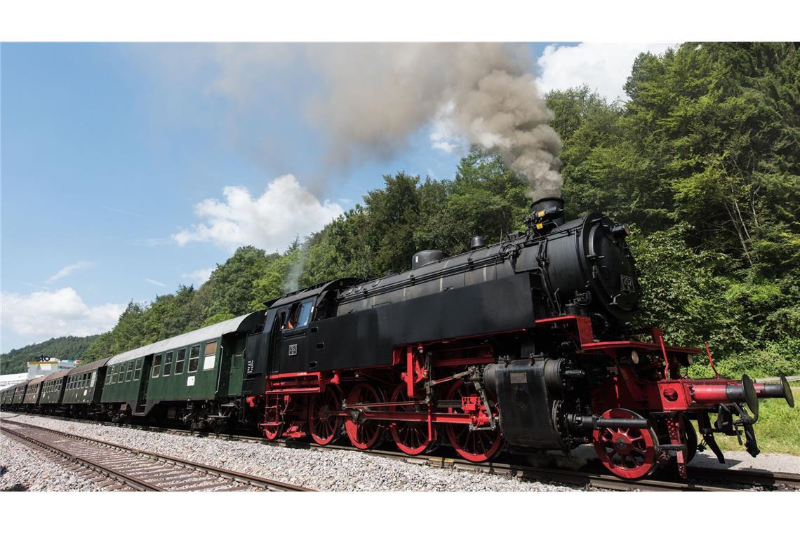 Mit Unterschriften  wollen Fans der Fernsehsendung „Eisenbahn-Romantik“ beim Südwestrundfunk (SWR) für deren Erhalt kämpfen.