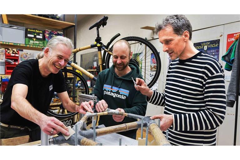 Mit viel Freude dabei: Miki Günter, Michl Schmidt und Stefan Adam basteln an einem Bambusrahmen.