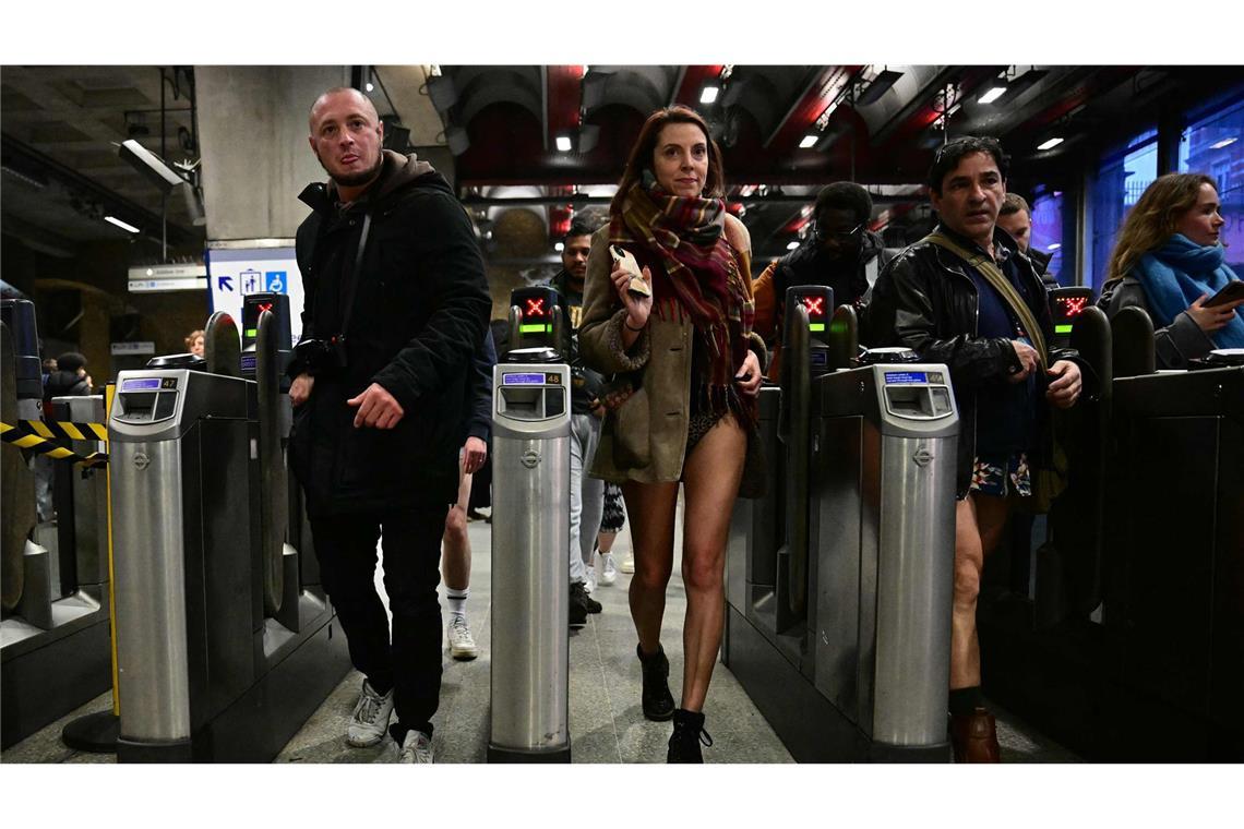 Warum Menschen in London ohne Hose U-Bahn fahren Mit viel Luft an den Beinen war auch diese Frau auf dem Weg.