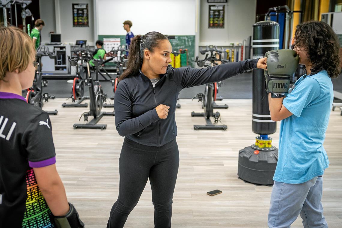 Lernen mit einem echten Champion Mit weltmeisterlichen Tipps bei der Box-AG an den beiden Backnanger Schulen mittendrin: Felicitas Krug. Foto: Alexander Becher