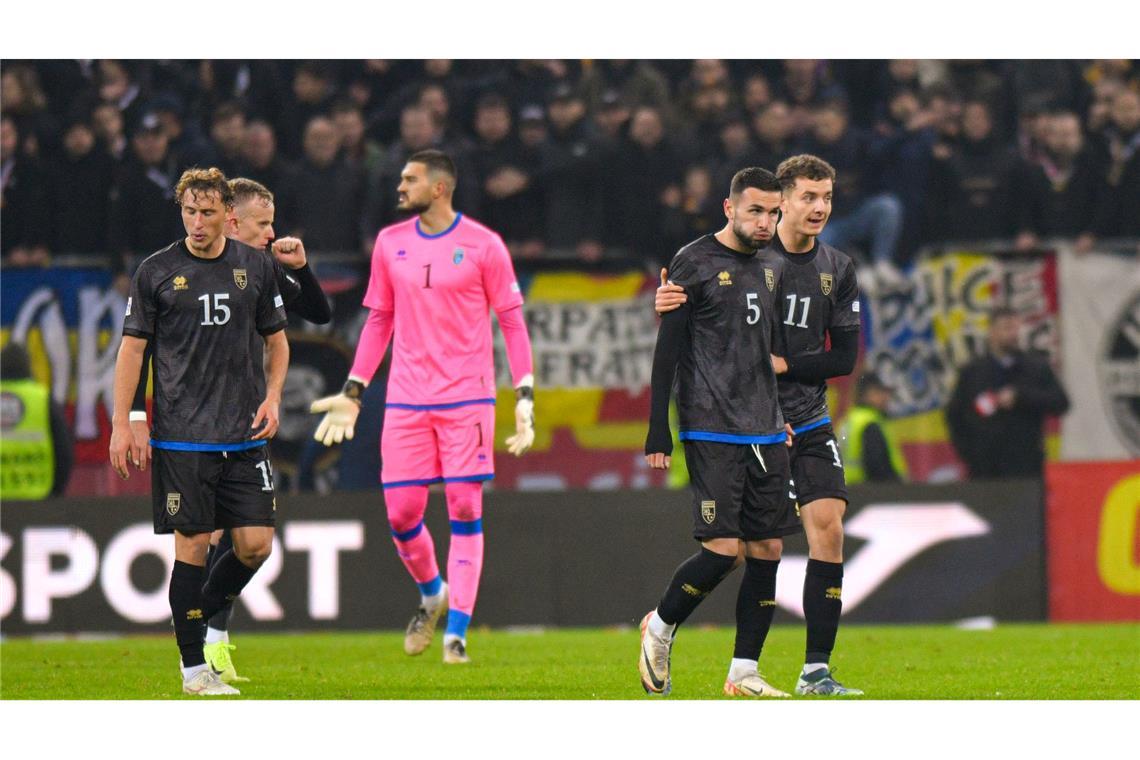 Bilder des Tages Mit Wut im Bauch verlassen die Spieler des Kosovo das Spielfeld.